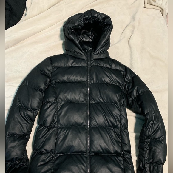 woman’s fitted uni qlo coat
black
size medium
down feather - Picture 3 of 3